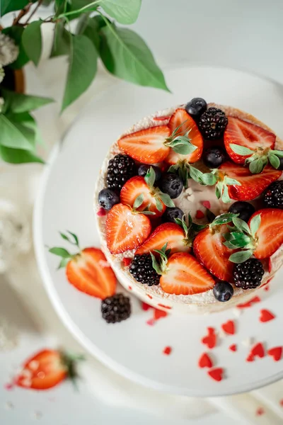 White Berry Cream Cake Decorated Strawberries Blackberries Lilac Flowers Green — Stock Photo, Image