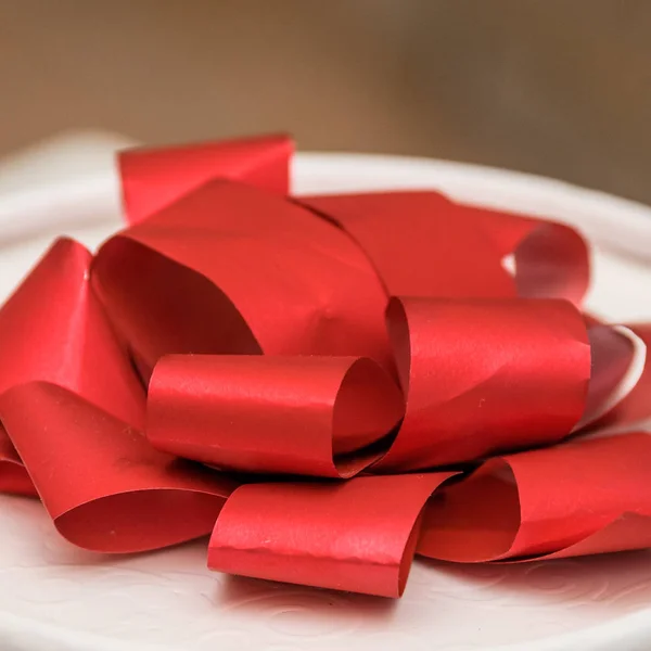 赤い紙テープのクローズ アップの大規模な明るく美しい弓 — ストック写真