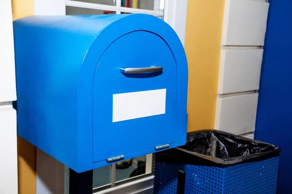 Vintage Blue Mail Box Etiqueta Blanca Blanco Para Inscripción —  Fotos de Stock