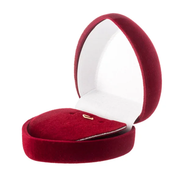 ホワイト バック グラウンド 四半期ビューに分離された宝石類のためのハートの形に開いた赤いベルベット ボックス — ストック写真