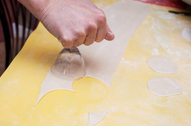 Boşlukları bir hamur ürünleri için ev yapımı mantı ev kadınları eliyle şekillendirme. Geleneksel mutfağı evde yemek pişirmek için tarifi çizimi