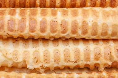 Altın kızarmış dokulu çıtır gofret bir yalana tüpler yatay olarak birbirlerine paralel katlanmış bir dolgu olmadan