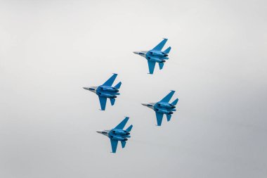 Rusya, Zhukovsky - 22 Ağustos 2009: Hava gösterisi. Askeri uçak gökyüzünde bir grup akrobasi gösteren