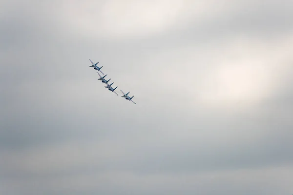 Militärflugzeug Zeigt Kunstfluggruppe Himmel — Stockfoto