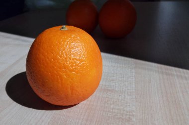 Masada açık gölgeler parlak sabah güneş tarafından yaktı bir sulu portakal bırakır