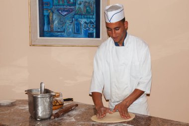 Tunus, Mahdia - 20 Haziran 2009: Arap Restoran şefi Beyaz üniformalı bir otelde hamur pizza için dışarı rulo