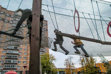 Rusya, Moskova-2 Ekim 2016: çocuk eğlencesi aşırı halat kasabası        