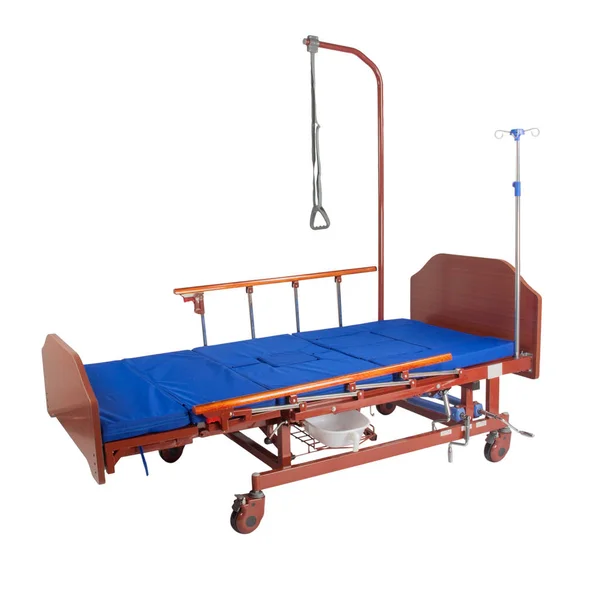ブルー マットレスと白い背景で隔離のアクセサリーと車輪の上医療の黒い金属のベッド — ストック写真