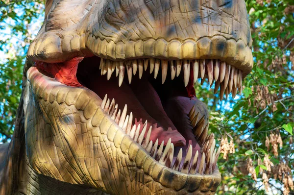 거 대 한 날카로운 이빨을 가진 tyrannosaur의 오픈 입. 부 클 — 스톡 사진