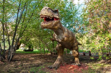 Büyük tarih öncesi korkunç dinazor saldıran poz standları