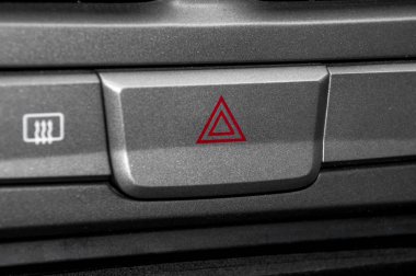 Acil durum işareti. Panodan arabanın düğmesine