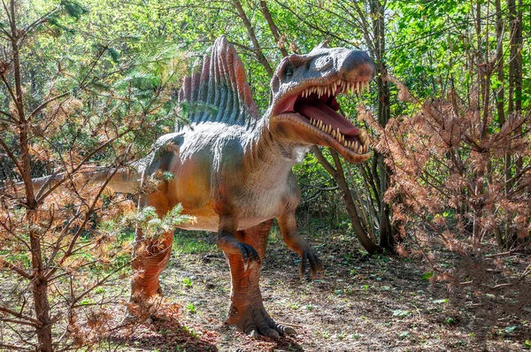 선사 시대의 공룡이을 숲에서 깃의 공격 — 스톡 사진
