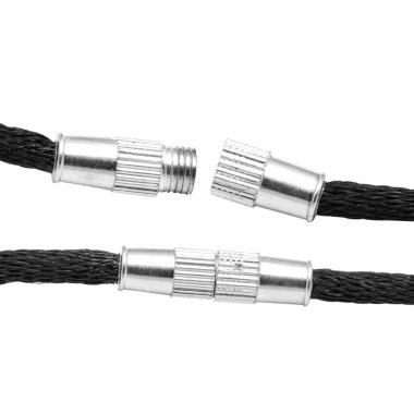 İş parçacığı üzerinde açık ve kapalı metal kilit ile siyah tekstil kordonlar