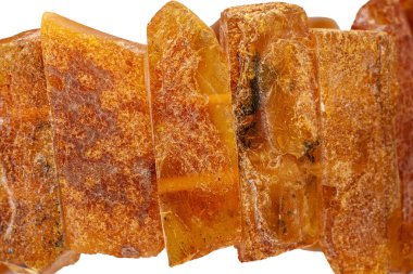 Ham kaba amber beyaz izole bir dize içinden parlayan parçaları