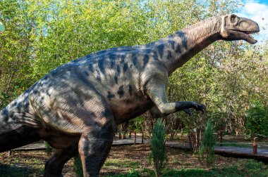 Sonbahar orman arka plan üzerinde büyük bir dinozor