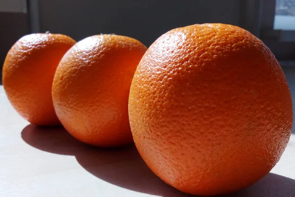 Trois Oranges Juteuses Trouvent Dans Une Rangée Sur Une Table — Photo