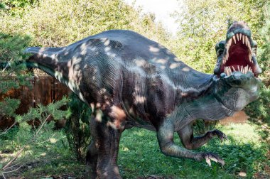 Rusya, Moskova - 29 Eylül 2018: Dinozor baryonix. Bir arka plan ağaç parkta tam boyutunda model