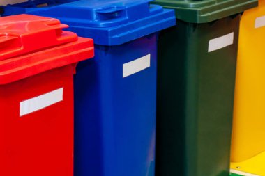Ayrı atık toplama için dört farklı renklerde plastik kaplar