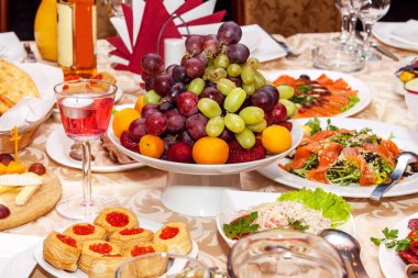 Düğün veya tatil için lüks masa ayarı