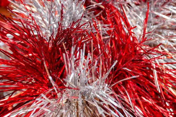 Espumoso oropel rojo plateado para un árbol de Navidad. Primer plano borroso — Foto de Stock