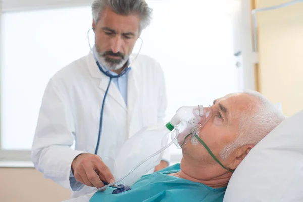 Acompanhamento médico da evolução dos doentes — Fotografia de Stock