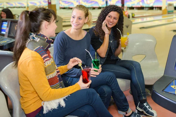 Mulheres com refrescos na pista de bowling — Fotografia de Stock