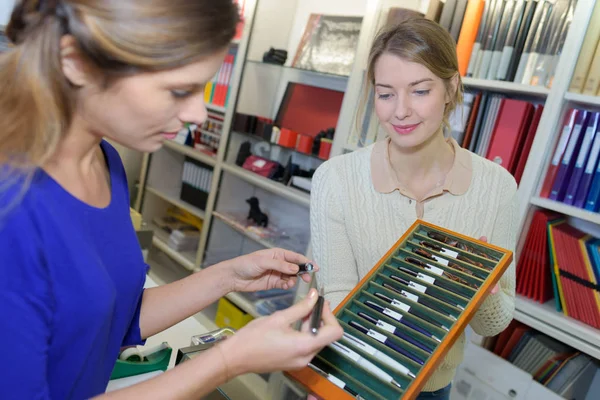 Moeder kopen school levert in briefpapier winkel — Stockfoto