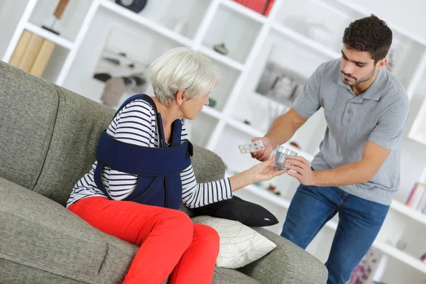 Oudere vrouw met arm — Stockfoto