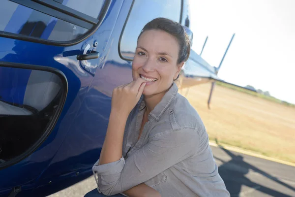 Jovem bela mulher piloto de helicóptero — Fotografia de Stock