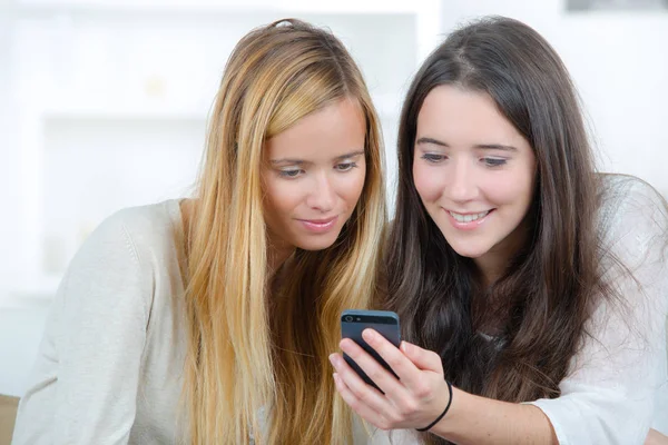Дві жінки-друзі читають текстове повідомлення — стокове фото