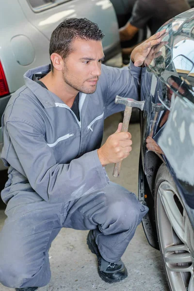 Werknemer uit de automobielsector-carrosserieafdeling en auto — Stockfoto