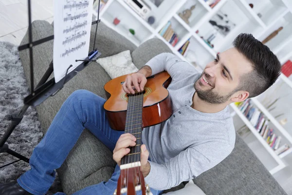 Homem arrancando a guitarra — Fotografia de Stock