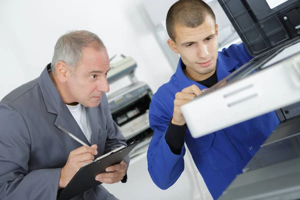 Technici inspectie van toestel en technicus — Stockfoto