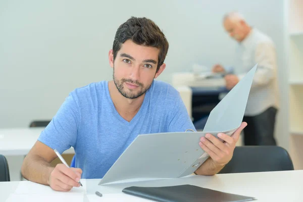 Homem fazendo um exame — Fotografia de Stock