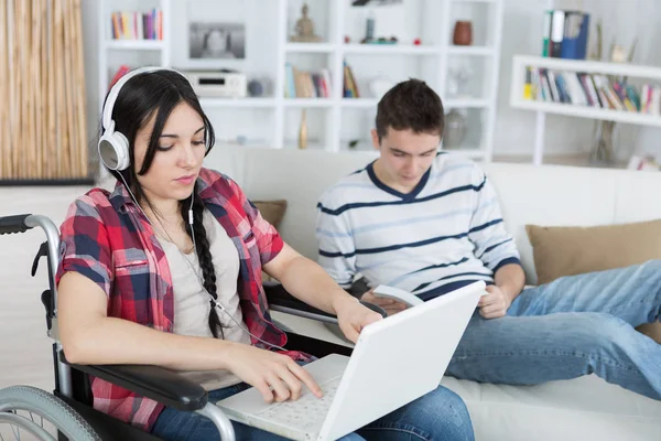 Behinderte Frau entspannt sich zu Hause neben ihrem Bruder — Stockfoto