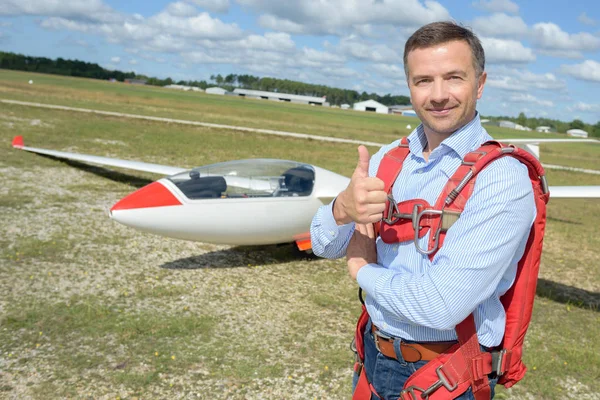 Man stood by glider giving thumbs up — Stock Photo, Image