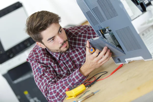 Reparador de computadoras resolver el problema en la placa principal —  Fotos de Stock