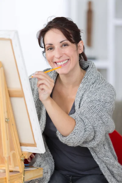 Pintura de artista femenina en el estudio —  Fotos de Stock