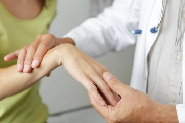 Close-up de kine cuidar da mão pacientes — Fotografia de Stock