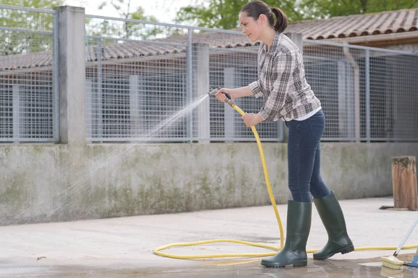 Schoonmaak tijd voor kennel assistant — Stockfoto