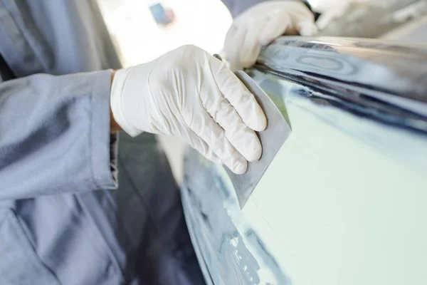 Schuren van de auto en handschoenen — Stockfoto