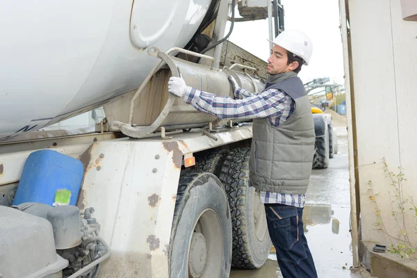 Hombre ajustando camión de cemento — Foto de Stock