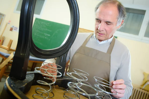 Mann Polsterstuhl in seiner Werkstatt messen Holzbrett — Stockfoto