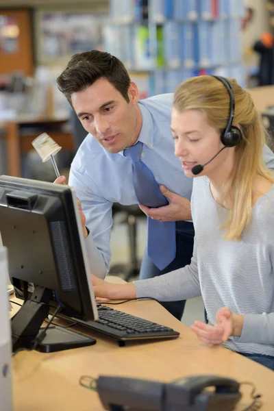 Magazijnbeheerder en werknemer samen te werken magazijn office — Stockfoto