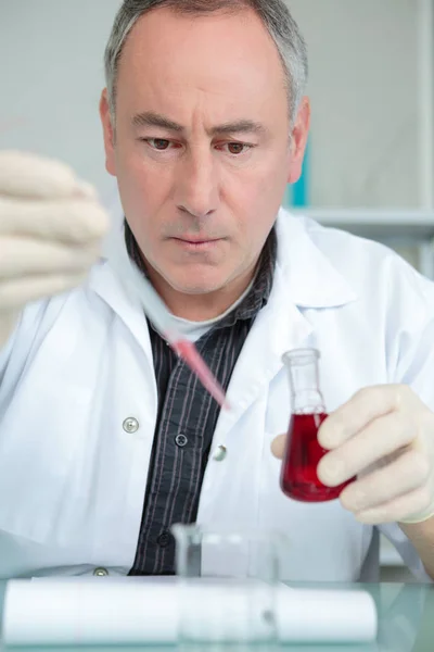 Forskare analysera blod provet i laboratorium — Stockfoto
