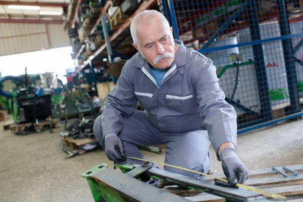 Monteur meting een mechanische apparatuur — Stockfoto