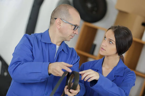 Professionele monteur en tiener in leertijd — Stockfoto