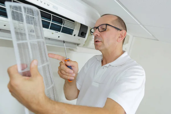 Reparateur vaststelling air conditioner eenheid — Stockfoto