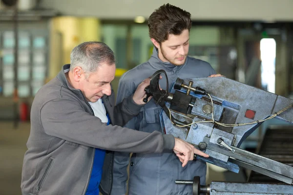 Herstellen van de schijf rem in de garage — Stockfoto