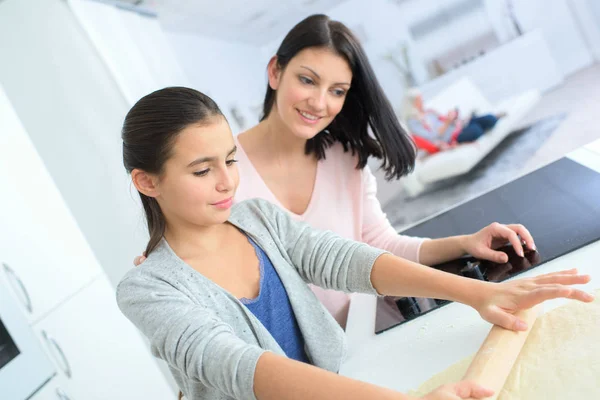 Schattig klein meisje koken — Stockfoto